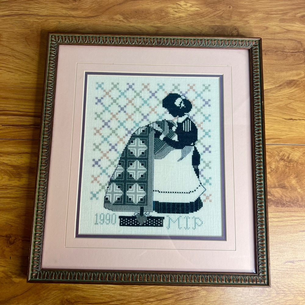 Vintage Handmade Cross Stitch Framed 1990 Colonial Pioneer Woman Quilt‎ Folk Art